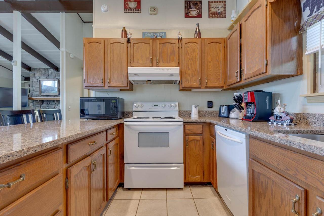 Bear View Chalet, 3 Bedroom, Pool, Pets, Arcades, Wifi, Hot Tub, Sleeps 12 Гетлинбург Екстериор снимка